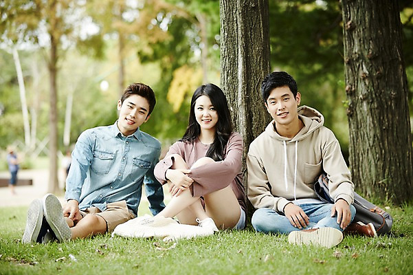 포토 JPG 주간 전신 나무 여자 남자 대학생 휴식 미소 앉기 잔디 20대 성인 야외 앞모습 캐주얼 세명 친구 청춘 캠퍼스라이프 우정 한국인 대학교 백팩 성인만 국내포토 자연요소 식물 학생 라이프스타일 옷 뷰포인트 컨셉 가방 학교 관계 모션 표정 사람 동양인 청년 파일형식