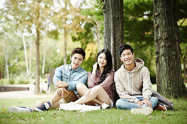 포토 JPG 주간 전신 나무 여자 남자 대학생 휴식 미소 앉기 잔디 20대 성인 야외 앞모습 캐주얼 세명 친구 청춘 캠퍼스라이프 우정 한국인 대학교 성인만 국내포토 자연요소 식물 학생 라이프스타일 옷 뷰포인트 컨셉 학교 관계 모션 표정 사람 동양인 청년 파일형식