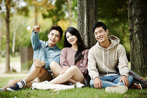 포토 JPG 주간 전신 나무 응시 여자 남자 대학생 휴식 미소 앉기 잔디 20대 성인 야외 앞모습 캐주얼 세명 친구 청춘 캠퍼스라이프 우정 한국인 가리킴 대학교 성인만 국내포토 자연요소 식물 학생 라이프스타일 시선 옷 뷰포인트 컨셉 학교 관계 모션 표정 사람 동양인 손짓 청년 파일형식