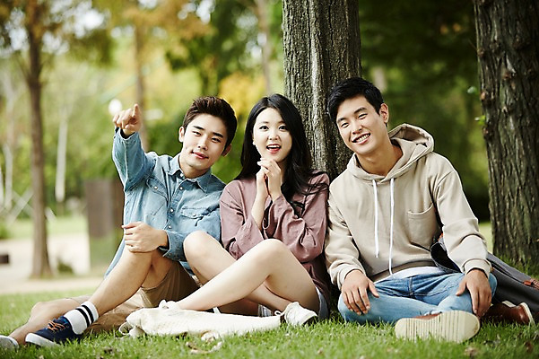 포토 JPG 주간 전신 나무 응시 여자 남자 대학생 휴식 미소 앉기 잔디 20대 성인 야외 앞모습 캐주얼 세명 친구 청춘 캠퍼스라이프 우정 한국인 가리킴 대학교 성인만 국내포토 자연요소 식물 학생 라이프스타일 시선 옷 뷰포인트 컨셉 학교 관계 모션 표정 사람 동양인 손짓 청년 파일형식