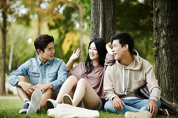 포토 JPG 주간 전신 나무 여자 남자 대학생 장난 휴식 미소 앉기 손짓 잔디 20대 성인 야외 앞모습 캐주얼 세명 친구 청춘 캠퍼스라이프 우정 한국인 대학교 성인만 국내포토 자연요소 식물 학생 라이프스타일 옷 뷰포인트 컨셉 학교 관계 모션 표정 사람 동양인 청년 파일형식