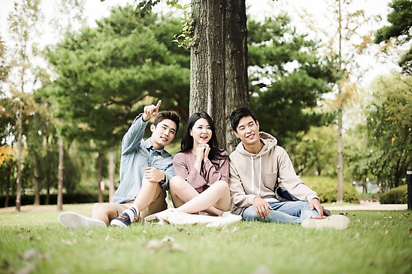 포토 JPG 주간 전신 나무 응시 여자 남자 대학생 휴식 미소 앉기 잔디 20대 성인 야외 앞모습 캐주얼 세명 친구 청춘 캠퍼스라이프 우정 한국인 가리킴 대학교 성인만 국내포토 자연요소 식물 학생 라이프스타일 시선 옷 뷰포인트 컨셉 학교 관계 모션 표정 사람 동양인 손짓 청년 파일형식