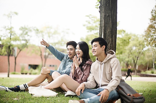 포토 JPG 주간 전신 나무 응시 여자 남자 대학생 휴식 미소 앉기 잔디 20대 성인 야외 앞모습 옆모습 캐주얼 세명 친구 청춘 캠퍼스라이프 우정 한국인 가리킴 대학교 백팩 성인만 국내포토 자연요소 식물 학생 라이프스타일 시선 옷 뷰포인트 컨셉 가방 학교 관계 모션 표정 사람 동양인 손짓 청년 파일형식