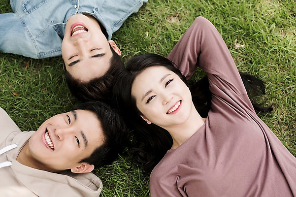 포토 JPG 주간 여자 남자 대학생 휴식 미소 잔디 상반신 20대 성인 야외 앞모습 캐주얼 세명 친구 청춘 하이앵글 눕기 캠퍼스라이프 우정 한국인 성인만 국내포토 자연요소 식물 학생 라이프스타일 옷 뷰포인트 컨셉 관계 모션 표정 사람 동양인 청년 파일형식