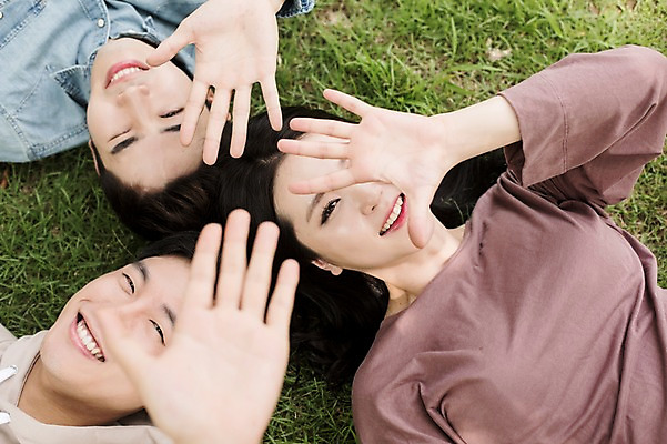 포토 JPG 주간 여자 남자 대학생 미소 잔디 상반신 20대 성인 야외 앞모습 캐주얼 세명 친구 청춘 하이앵글 눕기 캠퍼스라이프 우정 한국인 손인사 성인만 국내포토 자연요소 식물 학생 라이프스타일 옷 뷰포인트 컨셉 관계 모션 표정 사람 동양인 청년 인사 파일형식