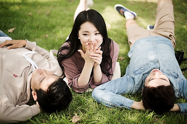 포토 JPG 주간 여자 남자 엎드리기 대학생 휴식 미소 잔디 상반신 20대 성인 야외 앞모습 캐주얼 세명 친구 청춘 눕기 캠퍼스라이프 턱괴기 우정 한국인 성인만 국내포토 자연요소 식물 학생 라이프스타일 옷 뷰포인트 컨셉 관계 모션 표정 사람 동양인 청년 파일형식