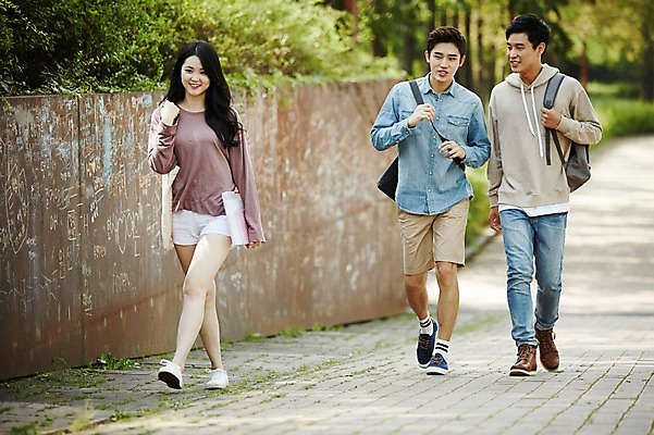 포토 JPG 주간 전신 여자 남자 대학생 거리 미소 20대 성인 야외 앞모습 캐주얼 세명 친구 청춘 걷기 캠퍼스라이프 우정 원근감 한국인 백팩 성인만 국내포토 자연요소 학생 라이프스타일 옷 뷰포인트 컨셉 가방 관계 모션 표정 사람 동양인 청년 파일형식