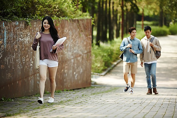 포토 JPG 주간 전신 여자 남자 대학생 거리 미소 20대 성인 야외 앞모습 캐주얼 세명 친구 청춘 걷기 캠퍼스라이프 우정 원근감 한국인 백팩 성인만 국내포토 자연요소 학생 라이프스타일 옷 뷰포인트 컨셉 가방 관계 모션 표정 사람 동양인 청년 파일형식