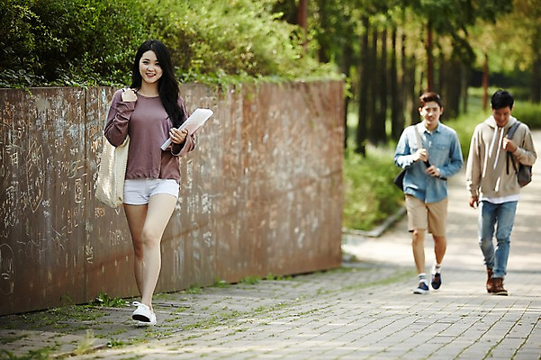 포토 JPG 주간 전신 여자 남자 대학생 거리 미소 20대 성인 야외 앞모습 캐주얼 세명 친구 청춘 걷기 캠퍼스라이프 우정 원근감 한국인 백팩 성인만 국내포토 자연요소 학생 라이프스타일 옷 뷰포인트 컨셉 가방 관계 모션 표정 사람 동양인 청년 파일형식