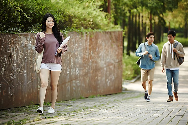 포토 JPG 주간 전신 여자 남자 대학생 거리 미소 20대 성인 야외 앞모습 캐주얼 세명 친구 청춘 걷기 캠퍼스라이프 우정 원근감 한국인 백팩 성인만 국내포토 자연요소 학생 라이프스타일 옷 뷰포인트 컨셉 가방 관계 모션 표정 사람 동양인 청년 파일형식
