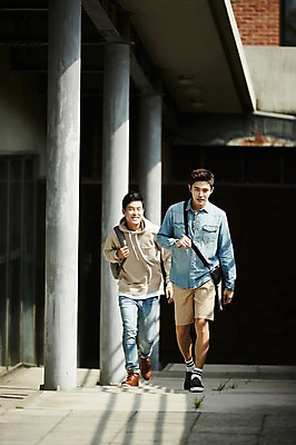 포토 JPG 주간 전신 남자 대학생 어깨동무 대학생라이프 미소 20대 성인 야외 두명 앞모습 캐주얼 친구 청춘 걷기 우정 원근감 한국인 즐거움 대학교 백팩 성인남자만 브로맨스 국내포토 자연요소 학생 라이프스타일 옷 감정 뷰포인트 포즈 컨셉 가방 학교 관계 모션 표정 사람 동양인 청년 남자만 성인만 파일형식