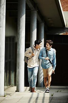 포토 JPG 주간 전신 남자 대학생 어깨동무 대학생라이프 미소 20대 성인 야외 두명 앞모습 캐주얼 친구 청춘 걷기 우정 원근감 한국인 즐거움 대학교 백팩 성인남자만 브로맨스 국내포토 자연요소 학생 라이프스타일 옷 감정 뷰포인트 포즈 컨셉 가방 학교 관계 모션 표정 사람 동양인 청년 남자만 성인만 파일형식