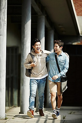 포토 JPG 주간 전신 남자 대학생 어깨동무 대학생라이프 미소 20대 성인 야외 두명 앞모습 캐주얼 친구 청춘 걷기 우정 한국인 즐거움 대학교 백팩 성인남자만 브로맨스 국내포토 자연요소 학생 라이프스타일 옷 감정 뷰포인트 포즈 컨셉 가방 학교 관계 모션 표정 사람 동양인 청년 남자만 성인만 파일형식