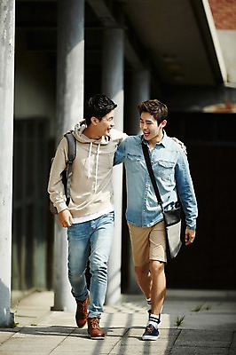 포토 JPG 주간 전신 남자 대학생 어깨동무 대학생라이프 미소 20대 성인 야외 두명 앞모습 캐주얼 친구 청춘 걷기 우정 한국인 즐거움 대학교 백팩 성인남자만 브로맨스 국내포토 자연요소 학생 라이프스타일 옷 감정 뷰포인트 포즈 컨셉 가방 학교 관계 모션 표정 사람 동양인 청년 남자만 성인만 파일형식