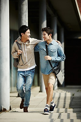 포토 JPG 주간 전신 남자 대학생 어깨동무 대학생라이프 미소 20대 성인 야외 두명 앞모습 캐주얼 친구 청춘 걷기 우정 한국인 즐거움 대학교 백팩 성인남자만 브로맨스 국내포토 자연요소 학생 라이프스타일 옷 감정 뷰포인트 포즈 컨셉 가방 학교 관계 모션 표정 사람 동양인 청년 남자만 성인만 파일형식