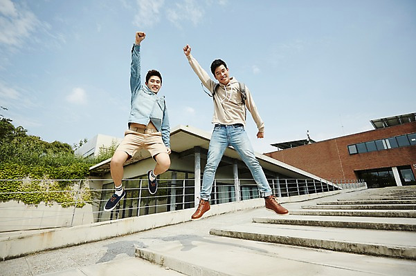 포토 JPG 주간 전신 남자 대학생 대학생라이프 미소 20대 성인 야외 두명 앞모습 캐주얼 친구 청춘 계단 점프 우정 한국인 즐거움 대학교 열정 성인남자만 브로맨스 국내포토 자연요소 학생 라이프스타일 옷 감정 뷰포인트 컨셉 학교 관계 모션 표정 사람 동양인 청년 남자만 성인만 파일형식