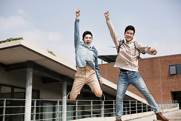 포토 JPG 주간 전신 남자 대학생 대학생라이프 미소 20대 성인 야외 두명 앞모습 캐주얼 친구 청춘 점프 우정 한국인 즐거움 대학교 열정 성인남자만 브로맨스 국내포토 자연요소 학생 라이프스타일 옷 감정 뷰포인트 컨셉 학교 관계 모션 표정 사람 동양인 청년 남자만 성인만 파일형식