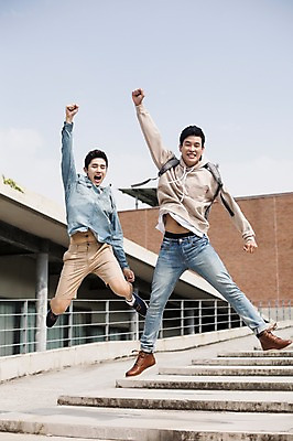 포토 JPG 주간 전신 남자 대학생 대학생라이프 미소 20대 성인 야외 두명 앞모습 캐주얼 친구 청춘 계단 점프 우정 한국인 즐거움 대학교 열정 성인남자만 브로맨스 국내포토 자연요소 학생 라이프스타일 옷 감정 뷰포인트 컨셉 학교 관계 모션 표정 사람 동양인 청년 남자만 성인만 파일형식