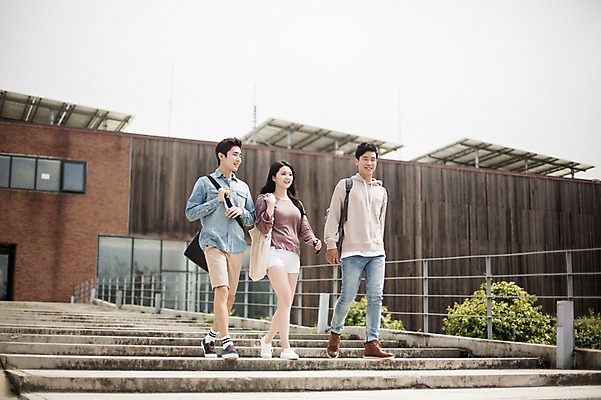 포토 JPG 주간 전신 여자 남자 대학생 미소 20대 성인 야외 앞모습 캐주얼 세명 친구 청춘 걷기 계단 캠퍼스라이프 우정 한국인 성인만 국내포토 자연요소 학생 라이프스타일 옷 뷰포인트 컨셉 관계 모션 표정 사람 동양인 청년 파일형식