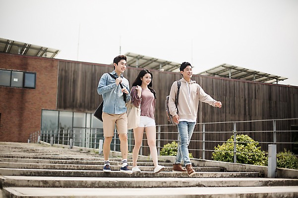 포토 JPG 주간 전신 여자 남자 대학생 미소 20대 성인 야외 앞모습 캐주얼 세명 친구 청춘 걷기 계단 캠퍼스라이프 우정 한국인 성인만 국내포토 자연요소 학생 라이프스타일 옷 뷰포인트 컨셉 관계 모션 표정 사람 동양인 청년 파일형식