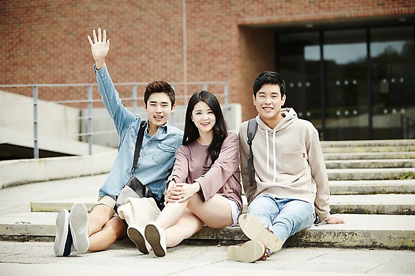 포토 JPG 주간 전신 여자 남자 대학생 미소 앉기 20대 성인 야외 앞모습 캐주얼 세명 친구 청춘 계단 캠퍼스라이프 우정 한국인 손인사 백팩 성인만 국내포토 자연요소 학생 라이프스타일 옷 뷰포인트 컨셉 가방 관계 모션 표정 사람 동양인 청년 인사 파일형식