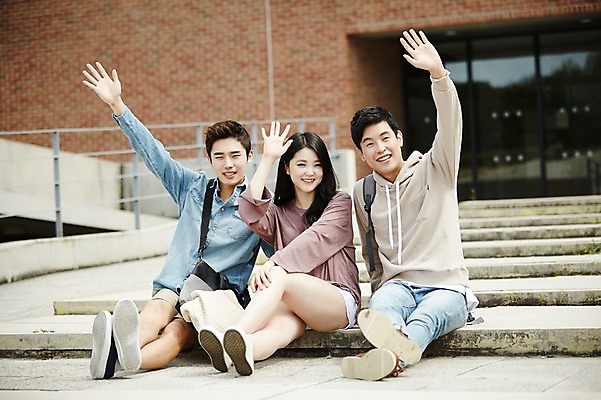 포토 JPG 주간 전신 여자 남자 대학생 미소 앉기 20대 성인 야외 앞모습 캐주얼 세명 친구 청춘 계단 캠퍼스라이프 우정 한국인 손인사 백팩 성인만 국내포토 자연요소 학생 라이프스타일 옷 뷰포인트 컨셉 가방 관계 모션 표정 사람 동양인 청년 인사 파일형식