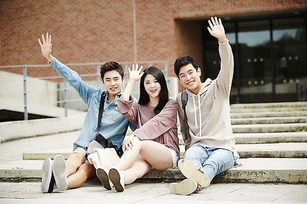 포토 JPG 주간 전신 여자 남자 대학생 미소 앉기 20대 성인 야외 앞모습 캐주얼 세명 친구 청춘 계단 캠퍼스라이프 우정 한국인 손인사 백팩 성인만 국내포토 자연요소 학생 라이프스타일 옷 뷰포인트 컨셉 가방 관계 모션 표정 사람 동양인 청년 인사 파일형식