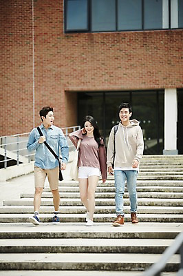 포토 JPG 주간 전신 여자 남자 대학생 미소 20대 성인 야외 앞모습 캐주얼 세명 친구 청춘 걷기 계단 캠퍼스라이프 우정 한국인 성인만 국내포토 자연요소 학생 라이프스타일 옷 뷰포인트 컨셉 관계 모션 표정 사람 동양인 청년 파일형식