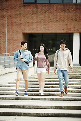 포토 JPG 주간 전신 여자 남자 대학생 미소 20대 성인 야외 앞모습 캐주얼 세명 친구 청춘 걷기 계단 캠퍼스라이프 우정 한국인 성인만 국내포토 자연요소 학생 라이프스타일 옷 뷰포인트 컨셉 관계 모션 표정 사람 동양인 청년 파일형식