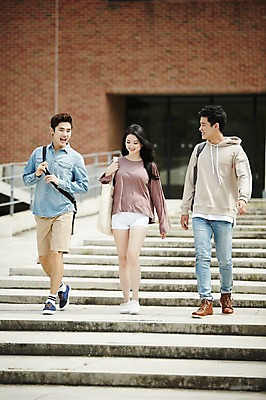 포토 JPG 주간 전신 여자 남자 대학생 미소 20대 성인 야외 앞모습 캐주얼 세명 친구 청춘 걷기 계단 캠퍼스라이프 우정 한국인 성인만 국내포토 자연요소 학생 라이프스타일 옷 뷰포인트 컨셉 관계 모션 표정 사람 동양인 청년 파일형식