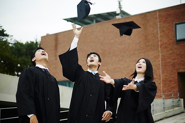 포토 JPG 주간 여자 남자 대학생 학사모 졸업 서기 미소 상반신 20대 성인 야외 앞모습 세명 친구 청춘 캠퍼스라이프 우정 한국인 졸업가운 던지기 성인만 국내포토 자연요소 모자_잡화 학생 라이프스타일 교육 뷰포인트 컨셉 관계 모션 표정 사람 동양인 청년 가운 파일형식