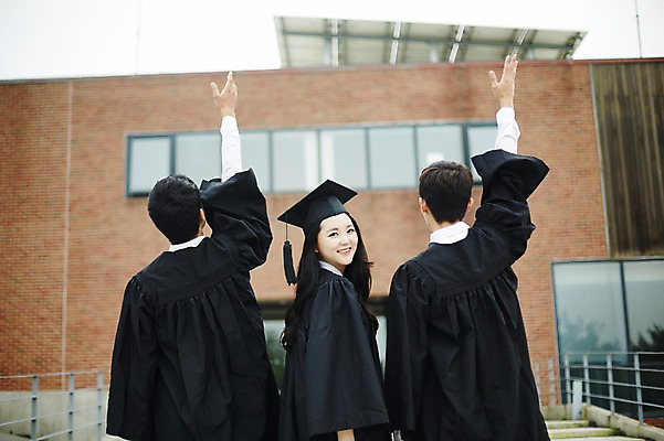 포토 JPG 주간 여자 남자 대학생 학사모 졸업 서기 상반신 20대 성인 야외 뒷모습 세명 친구 청춘 손들기 캠퍼스라이프 우정 한국인 졸업가운 뒤돌아보기 손뻗기 성인만 국내포토 자연요소 모자_잡화 학생 라이프스타일 교육 뷰포인트 컨셉 관계 모션 사람 동양인 청년 가운 파일형식