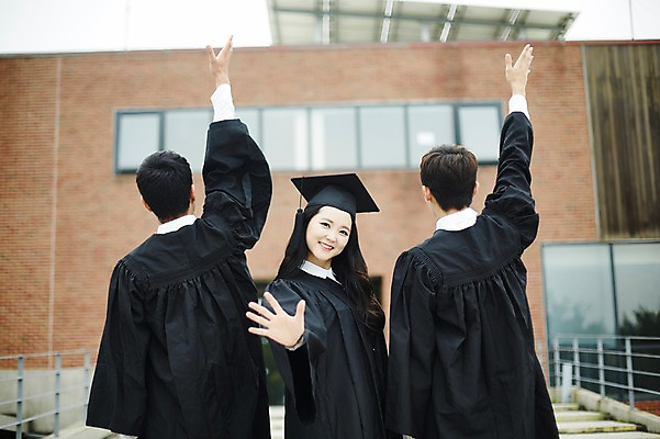 포토 JPG 주간 여자 남자 대학생 학사모 졸업 서기 상반신 20대 성인 야외 뒷모습 세명 친구 청춘 손들기 캠퍼스라이프 우정 한국인 졸업가운 뒤돌아보기 손뻗기 성인만 국내포토 자연요소 모자_잡화 학생 라이프스타일 교육 뷰포인트 컨셉 관계 모션 사람 동양인 청년 가운 파일형식