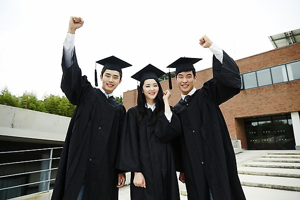 포토 JPG 주간 여자 남자 대학생 학사모 졸업 서기 미소 상반신 20대 성인 야외 앞모습 세명 친구 청춘 캠퍼스라이프 파이팅 주먹 우정 한국인 졸업가운 성인만 국내포토 자연요소 모자_잡화 학생 라이프스타일 교육 뷰포인트 컨셉 관계 모션 표정 사람 동양인 청년 가운 파일형식