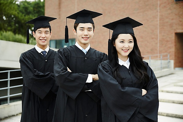 포토 JPG 주간 여자 남자 대학생 학사모 졸업 서기 미소 상반신 20대 성인 야외 앞모습 세명 친구 청춘 팔짱 캠퍼스라이프 우정 한국인 졸업가운 성인만 국내포토 자연요소 모자_잡화 학생 라이프스타일 교육 뷰포인트 컨셉 관계 모션 표정 사람 동양인 청년 가운 파일형식