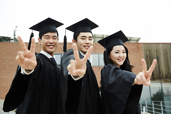 포토 JPG 주간 여자 남자 대학생 학사모 졸업 서기 미소 상반신 20대 성인 야외 옆모습 세명 친구 청춘 캠퍼스라이프 우정 한국인 졸업가운 브이 성인만 국내포토 자연요소 모자_잡화 학생 라이프스타일 교육 뷰포인트 컨셉 관계 모션 표정 사람 동양인 손짓 청년 가운 파일형식