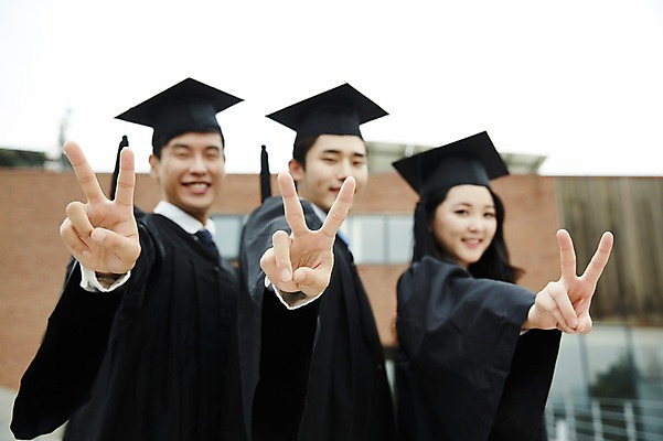 포토 JPG 주간 여자 남자 대학생 학사모 졸업 서기 미소 상반신 20대 성인 야외 옆모습 세명 친구 청춘 캠퍼스라이프 우정 한국인 졸업가운 브이 성인만 국내포토 자연요소 모자_잡화 학생 라이프스타일 교육 뷰포인트 컨셉 관계 모션 표정 사람 동양인 손짓 청년 가운 파일형식