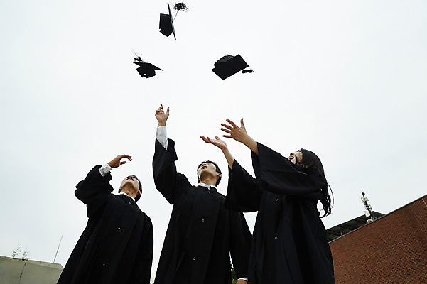 포토 JPG 주간 여자 남자 대학생 로우앵글 학사모 졸업 서기 상반신 20대 성인 야외 앞모습 세명 친구 청춘 캠퍼스라이프 우정 한국인 졸업가운 던지기 성인만 국내포토 자연요소 모자_잡화 학생 라이프스타일 교육 뷰포인트 컨셉 관계 모션 사람 동양인 청년 가운 파일형식