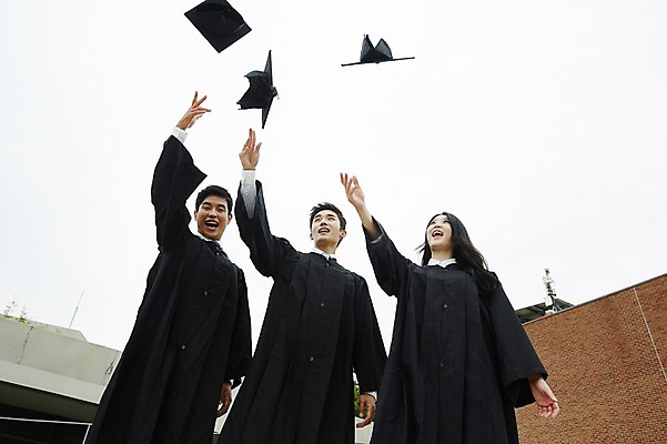 포토 JPG 주간 여자 남자 대학생 로우앵글 학사모 졸업 서기 미소 상반신 20대 성인 야외 앞모습 세명 친구 청춘 캠퍼스라이프 우정 한국인 졸업가운 던지기 성인만 국내포토 자연요소 모자_잡화 학생 라이프스타일 교육 뷰포인트 컨셉 관계 모션 표정 사람 동양인 청년 가운 파일형식