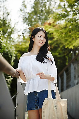 포토 JPG 주간 여자 대학생 포즈 가방 대학생라이프 한명 서기 미소 들기 상반신 20대 성인 야외 앞모습 캐주얼 청춘 한국인 여대생 성인여자한명만 국내포토 자연요소 1 학생 라이프스타일 잡화 옷 뷰포인트 컨셉 모션 표정 사람 동양인 청년 여자한명만 성인여자만 파일형식