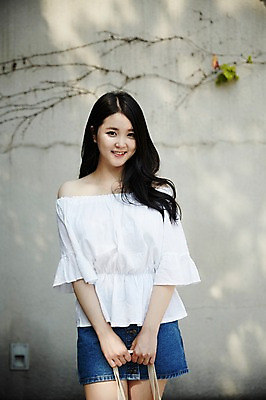 포토 JPG 주간 여자 대학생 포즈 대학생라이프 한명 서기 미소 들기 손짓 상반신 20대 성인 야외 앞모습 캐주얼 담장 청춘 한국인 여대생 성인여자한명만 국내포토 자연요소 1 학생 라이프스타일 옷 뷰포인트 컨셉 모션 표정 사람 동양인 청년 여자한명만 성인여자만 파일형식