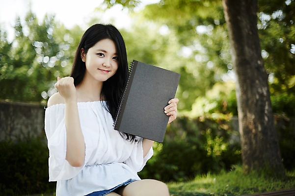 포토 JPG 주간 여자 대학생 포즈 대학생라이프 한명 미소 들기 앉기 손짓 상반신 20대 성인 야외 옆모습 캐주얼 청춘 정원 파이팅 한국인 대학교 스프링노트 여대생 성인여자한명만 국내포토 자연요소 1 학생 라이프스타일 옷 뷰포인트 컨셉 학교 모션 표정 사람 동양인 청년 공책 여자한명만 성인여자만 파일형식
