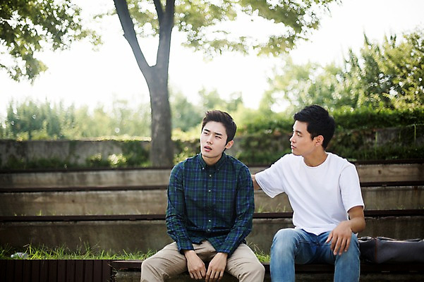 포토 JPG 주간 나무 남자 대학생 대학생라이프 앉기 상반신 20대 성인 야외 두명 앞모습 캐주얼 친구 청춘 계단 우정 한국인 격려 위로 성인남자만 브로맨스 국내포토 자연요소 식물 학생 라이프스타일 옷 감정 뷰포인트 컨셉 관계 모션 사람 동양인 청년 남자만 성인만 파일형식