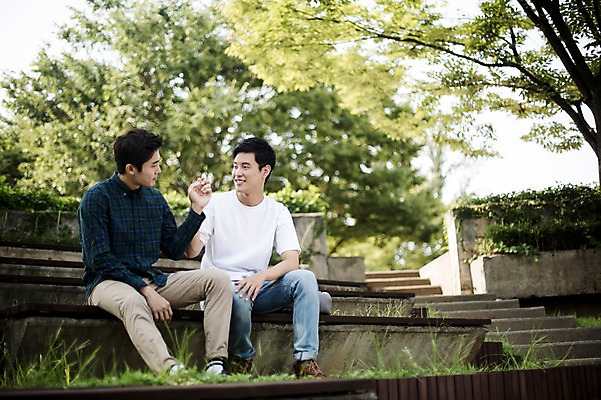 포토 JPG 주간 전신 나무 남자 대학생 대학생라이프 미소 앉기 20대 성인 야외 두명 앞모습 캐주얼 친구 청춘 계단 손잡기 우정 한국인 성인남자만 브로맨스 국내포토 자연요소 식물 학생 라이프스타일 옷 뷰포인트 컨셉 관계 모션 표정 사람 동양인 청년 남자만 성인만 파일형식