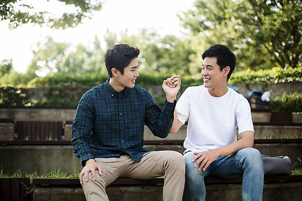 포토 JPG 주간 남자 대학생 대학생라이프 미소 앉기 상반신 20대 성인 야외 두명 앞모습 캐주얼 친구 청춘 계단 손잡기 우정 한국인 성인남자만 브로맨스 국내포토 자연요소 학생 라이프스타일 옷 뷰포인트 컨셉 관계 모션 표정 사람 동양인 청년 남자만 성인만 파일형식