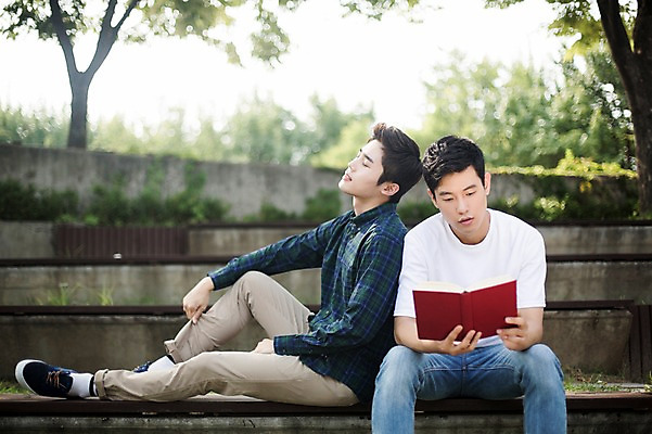 포토 JPG 주간 전신 남자 대학생 대학생라이프 들기 앉기 상반신 20대 성인 야외 두명 앞모습 옆모습 캐주얼 친구 청춘 독서 계단 기댐 우정 한국인 성인남자만 브로맨스 국내포토 자연요소 학생 라이프스타일 옷 뷰포인트 컨셉 관계 모션 사람 동양인 청년 남자만 성인만 파일형식