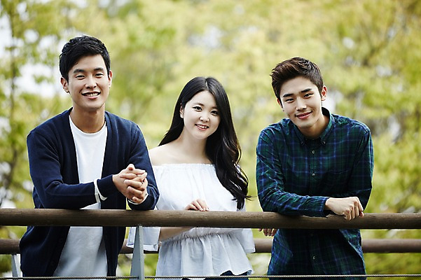 포토 JPG 주간 여자 남자 대학생 난간 서기 미소 상반신 20대 성인 야외 앞모습 캐주얼 세명 친구 청춘 캠퍼스라이프 기댐 우정 한국인 성인만 국내포토 자연요소 학생 라이프스타일 옷 뷰포인트 컨셉 관계 모션 표정 사람 동양인 청년 파일형식