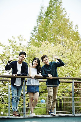 포토 JPG 주간 전신 여자 남자 대학생 난간 서기 미소 20대 성인 야외 앞모습 캐주얼 세명 친구 청춘 캠퍼스라이프 기댐 우정 한국인 손인사 성인만 국내포토 자연요소 학생 라이프스타일 옷 뷰포인트 컨셉 관계 모션 표정 사람 동양인 청년 인사 파일형식