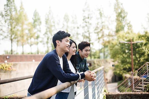 포토 JPG 주간 응시 여자 남자 대학생 난간 서기 미소 상반신 20대 성인 야외 옆모습 캐주얼 세명 친구 청춘 캠퍼스라이프 우정 한국인 성인만 국내포토 자연요소 학생 라이프스타일 시선 옷 뷰포인트 컨셉 관계 모션 표정 사람 동양인 청년 파일형식