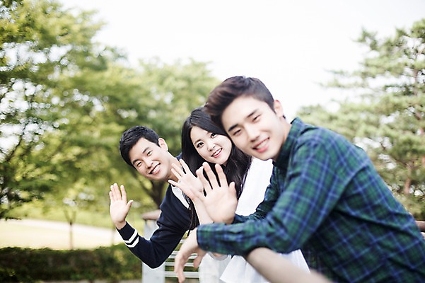 포토 JPG 주간 여자 남자 대학생 난간 서기 미소 상반신 20대 성인 야외 옆모습 캐주얼 세명 친구 청춘 캠퍼스라이프 우정 한국인 손인사 성인만 국내포토 자연요소 학생 라이프스타일 옷 뷰포인트 컨셉 관계 모션 표정 사람 동양인 청년 인사 파일형식